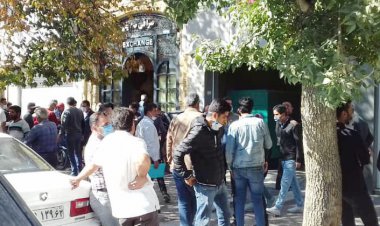شلوغی مقابل صرافیها در شیراز و شهرهای مختلف / بازار ارز آبستن حوادث است؟