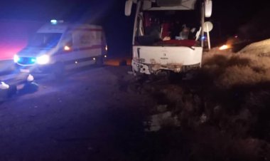 انحراف اتوبوس بندرعباس-اصفهان ۲۰ مصدوم برجای گذاشت