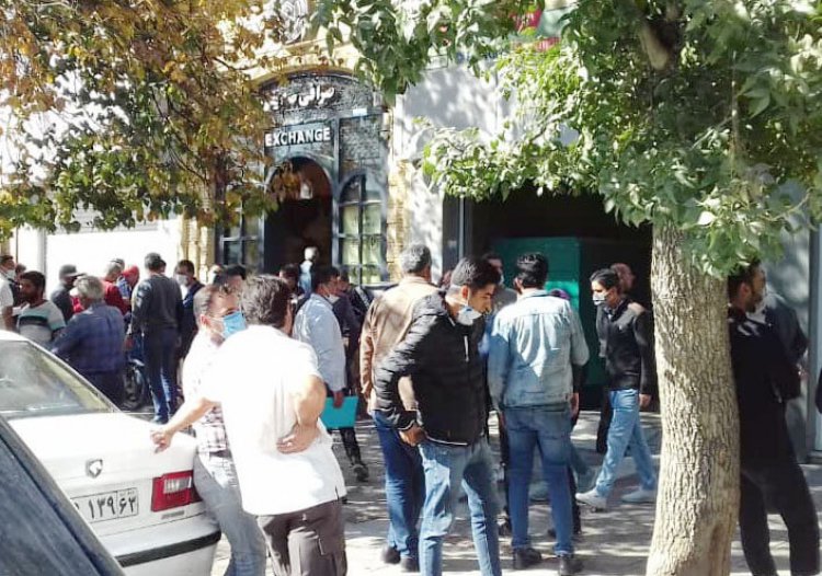شلوغی مقابل صرافی‌ها در شیراز و شهرهای مختلف / بازار ارز آبستن حوادث است؟