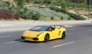 رقابت خودروهای میلیاردی در کیش؛ از مازراتی تا لامبورگینی