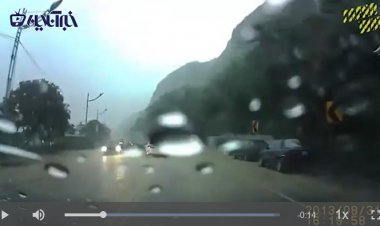 ریزش هولناک  کوه  وسط  خیابان