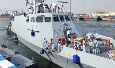 ناوگروه رزمی نیروی دریایی ارتش پاکستان وارد بندرعباس شد