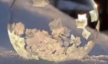 ببینید | لحظه شگفت‌انگیز و جذاب یخ زدن یک حباب آب