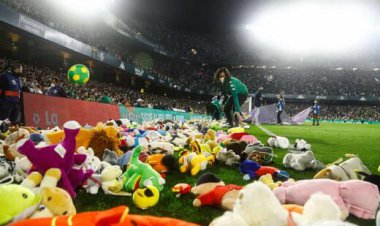 ببینید؛ بارش هزاران عروسک به وسط زمین فوتبال