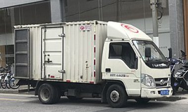 ببینید؛ لحظه عجیب و ترسناک زیر گرفتن یک زن توسط کامیون