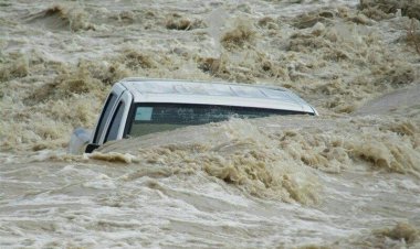 سیلاب خودروی معلم لنده‌ای را برد