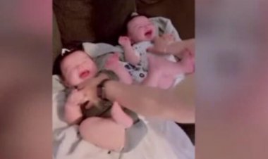 ببینید | واکنش جالب و یکسان دو نوزاد دوقلو به شوخی مادرشان