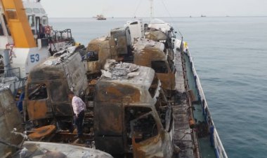 شناور باری در آب‌های دیّر آتش گرفت