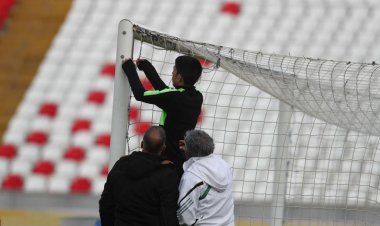 آنچه فقط در لیگ ایران می بینید؛ بستن تور دروازه ورزشگاه مشهد با نخ شیرینی!