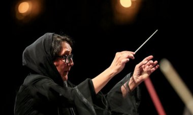 تنها زن رهبر ارکستر ایران در حضور تماشاگران روی صحنه رفت