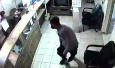 لحظه حمله وحشیانه دو سارق به دختر بی‌دفاع