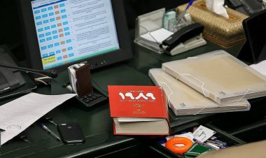 از گوشی آمریکایی تا سقوط شوروی روی میز نماینده مجلس