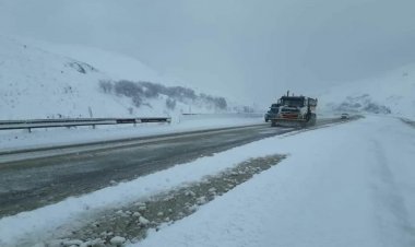 بارش برف در جاده‌های اصلی کهگیلویه‌ و بویراحمد / ۳ محور ارتباطی مسدود شد