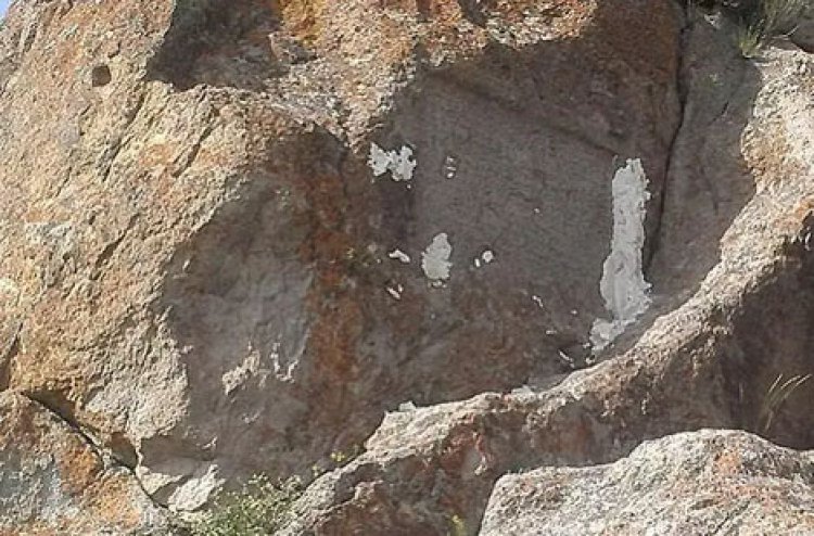 کشف یک کتیبه مهم در «کوه زنه» مرودشت