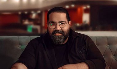 آوازخوانی یکی از کارکنان بیمارستان مقابل رضا صادقی