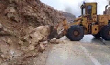 ریزش کوه در محور کازرون - شیراز