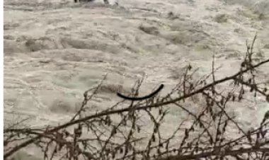 نجات کارکنان شرکت نفت از سیلاب در گچساران