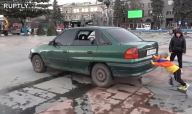 ببینید| نیروی عجیب کودک دو ساله در هل دادن خودرو!