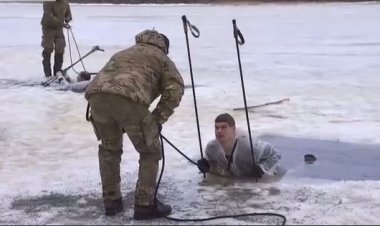 آموزش زمستانی سربازان بریتانیایی در آب یخ‌