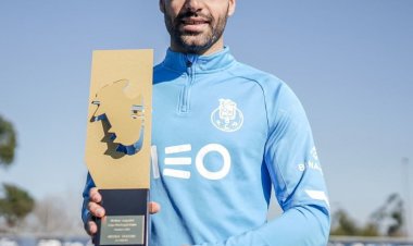 طارمی جایزه بهترین بازیکن ماه لیگ پرتغال را دریافت کرد