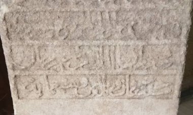 پیدا شدن سنگ قبر ۳۰۰ ساله در میناب