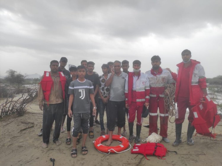 ۱۱ دانش آموز گرفتار در سیلاب میناب نجات یافتند