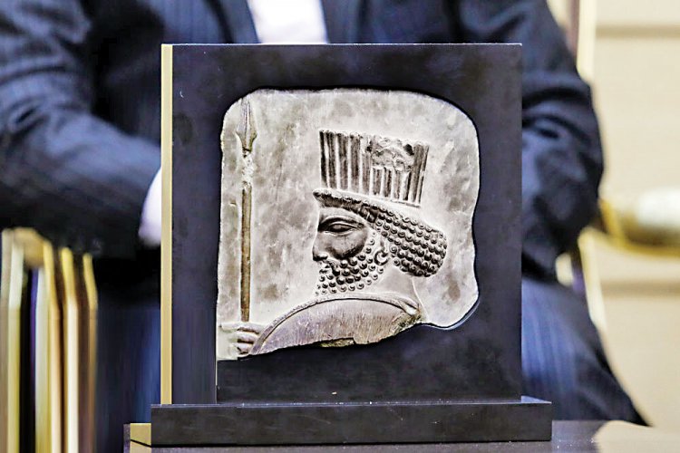 سر سرباز هخامنشی کجاست؟ | آیا یکی از ارزشمندترین آثار تاریخی ایران به سرقت رفته است؟