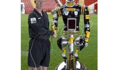 اتفاقی بزرگ در فوتبال/ کمک داور ربات هم وارد شد