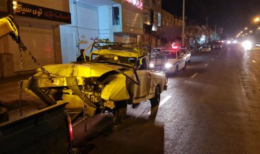 تصادف شدید خودرو سواری با تیر چراغ برق