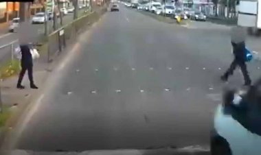 ببینید | لحظه معجزه‌آمیز نجات یک عابر از له شدن زیر چرخ‌های کامیون!