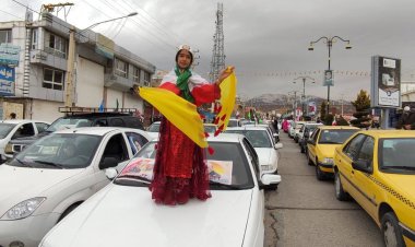 دختر  بویراحمدی با لباس محلی در راهپیمایی خودرویی ۲۲بهمن