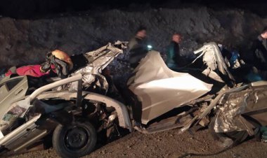 باران خونین در محور یاسوج - اصفهان | پودر شدن پراید زیر چرخ‌های تریلی