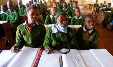 مادربزرگ ۹۸ ساله با هدف پزشک شدن وارد مدرسه شد!