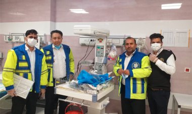 تولد دوقلوها یکی در مرکز درمانی و دیگری در آمبولانس