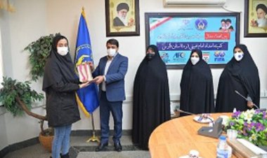 بازیکن تیم ملی فوتسال بانوان مدالش را به کمیته امداد اهدا کرد