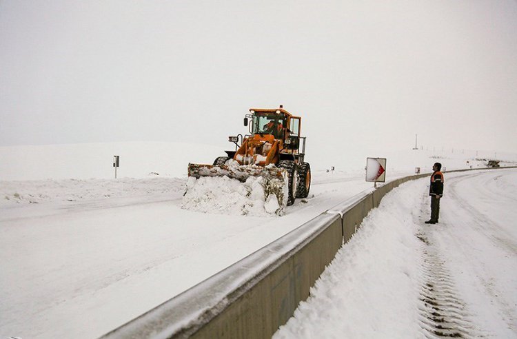 برف راه ۱۲۰ روستا را در کهگیلویه و بویراحمد مسدود کرد