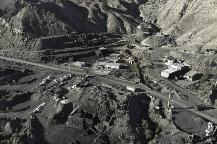 گرد و خاک تنها یادگار خام فروشی معدن بوکسیت در چرام