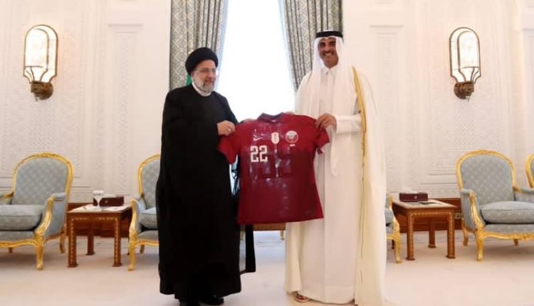 اهدای پیراهن تیم ملی فوتبال قطر به رئیس‌جمهوری