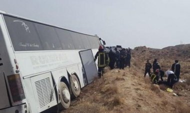 انحراف اتوبوس در محور لارستان-بندرعباس حادثه‌آفرین شد