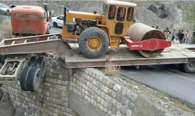 یک تریلی جاده هشتنبدی به میناب را مسدود کرد