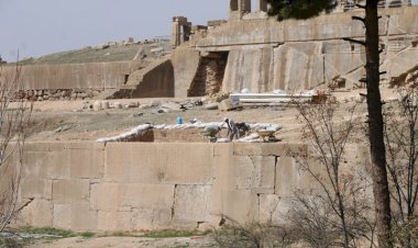 حفاظت از کتیبه سه زبانه داریوش در تختگاه تخت جمشید
