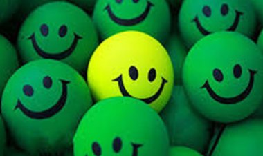 لبخند اجباری واقعاً شما را شاد می‌کند