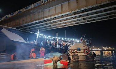 برخورد شناور گردشگری به پل شهید جهان آرا خرمشهر