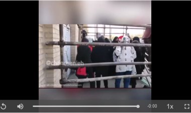 ببینید | ویدیوی کامل از پاشیدن اسپری فلفل روی صورت زنان در پشت در ورزشگاه