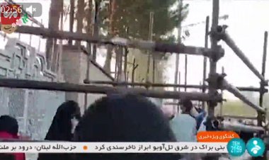ببینید | چه کسی به صورت تماشاگران زن در مشهد گاز اشک‌آور زد؟