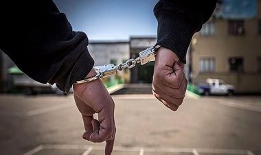 دستبند پلیس بر دستان قاتل خانوادگی