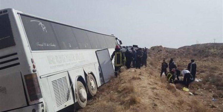 انحراف اتوبوس در محور لارستان-بندرعباس حادثه‌آفرین شد