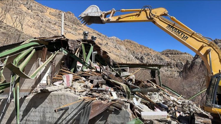 تخریب سازه‌های دولتی در حاشیه رودخانه چله‌گاه