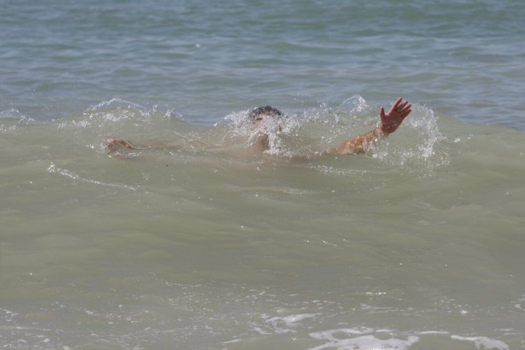 غرق شدن جوان ۱۷ ساله بیرجندی در ساحل ناز قشم