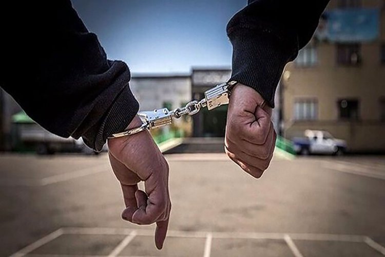 دستبند پلیس بر دستان قاتل خانوادگی